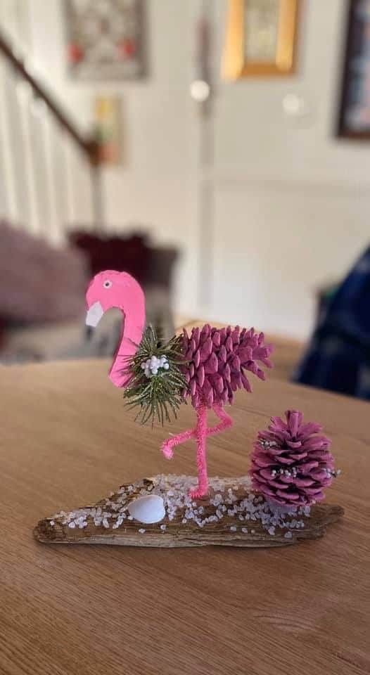 animais feitos com pinhas flamingo 1
