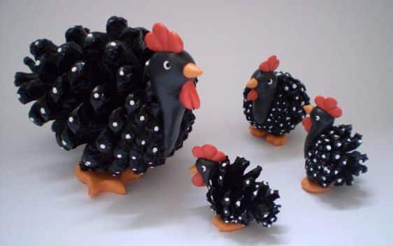 animais feitos com pinhas galinha