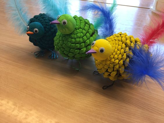 animais feitos com pinhas passaro