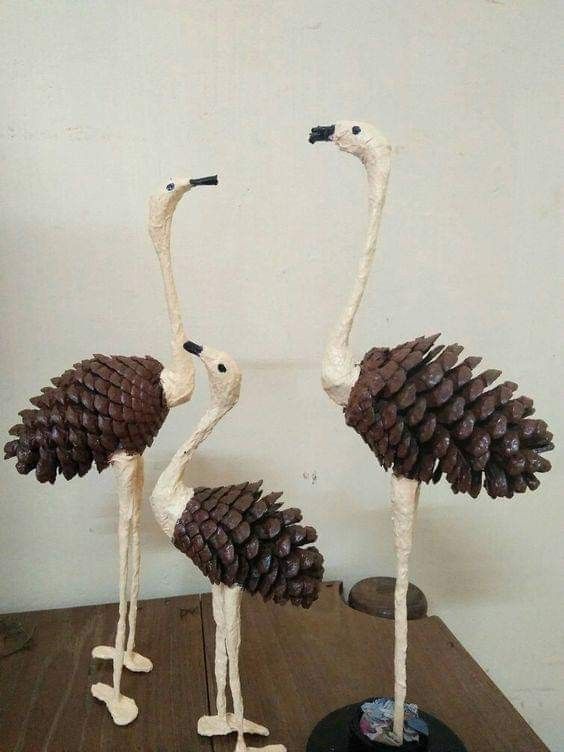 animais feitos com pinhas