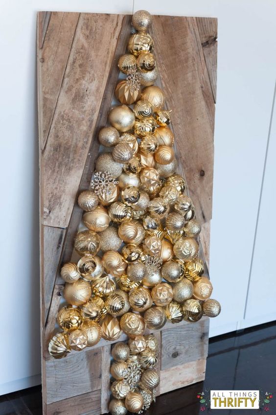 arvore de natal feita com bolas e madeira 1