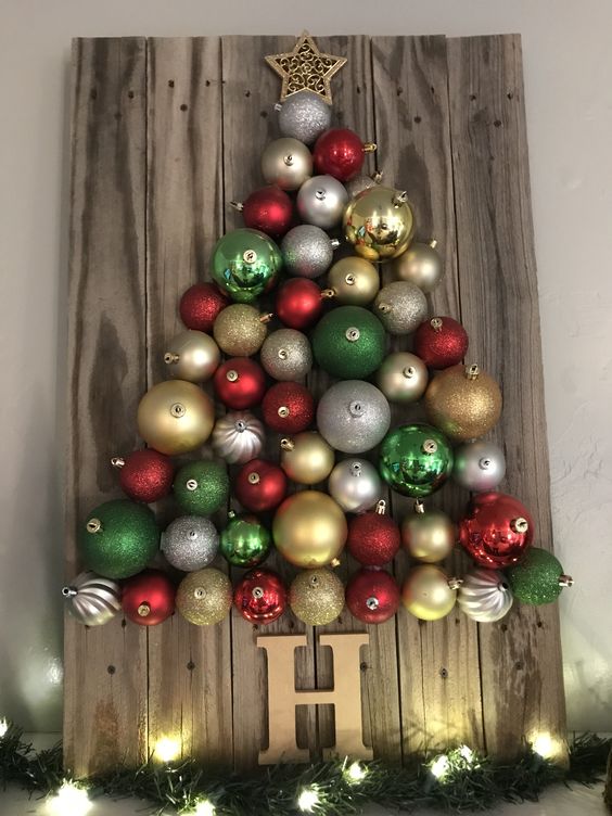 arvore de natal feita com bolas e madeira 2