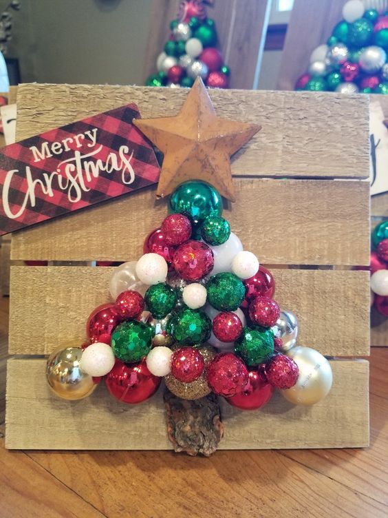 arvore de natal feita com bolas e madeira 3