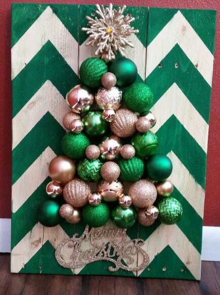 arvore de natal feita com bolas e madeira 4