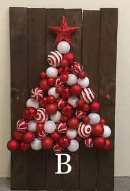 arvore de natal feita com bolas e madeira 7