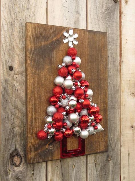arvore de natal feita com bolas e madeira 9