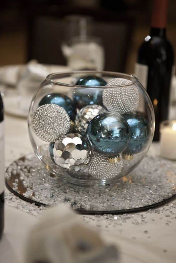 centros de mesa feitos com vasos de vidro e bolas de natal 1