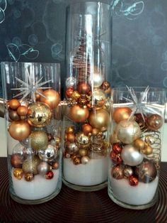 centros de mesa feitos com vasos de vidro e bolas de natal