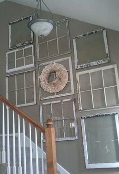 decoraçao de escadas com molduras de janelas