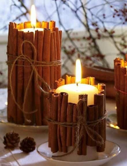 decoracao de natal feita com paus de canela velas