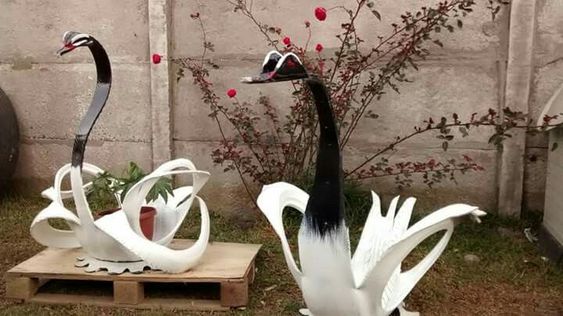 decoracao do jardim com cisnes de material reciclado 1