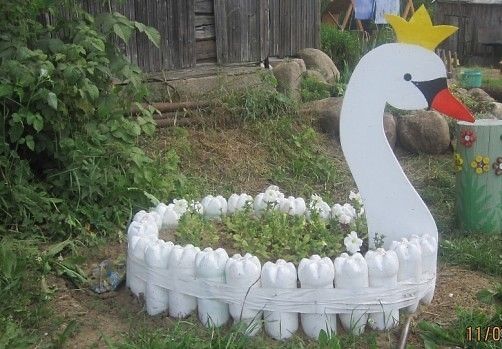 decoracao do jardim com cisnes de material reciclado 10