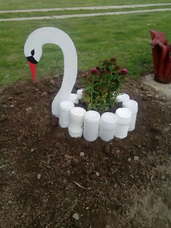decoracao do jardim com cisnes de material reciclado 2