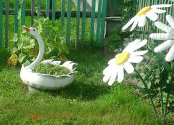 decoracao do jardim com cisnes de material reciclado 6