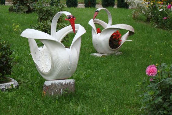 decoracao do jardim com cisnes de material reciclado 7