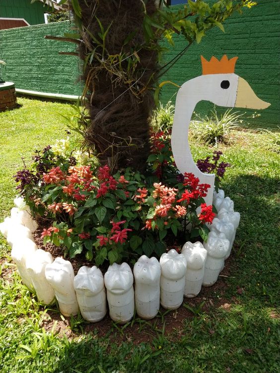 decoracao do jardim com cisnes de material reciclado 9