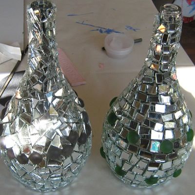 decorar garrafas de vidro com cds velhos 7