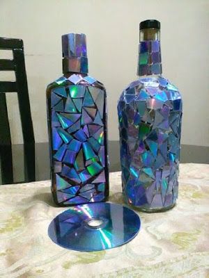 decorar garrafas de vidro com cds velhos
