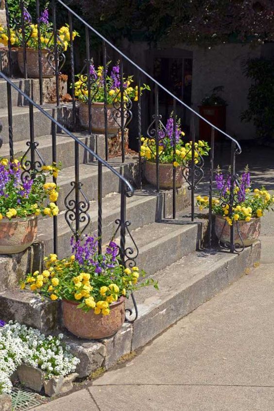 decore escadas com plantas