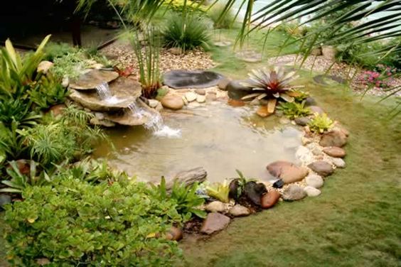 ideias de pequenos lagos para enfeitar seu jardim 3