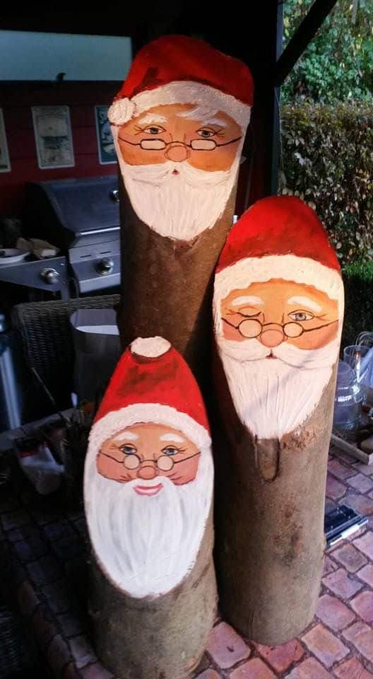 papais noel feitos com troncos de arvores